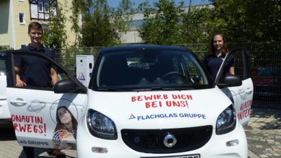 Bild: Völkl
Susanne Wurzer und Sam Schneider waren die ersten, die vier Wochen lang privat gratis mit dem E-Smart fahren durften. Der Einsatz der „Glastronauten“ ist eine pfiffige Idee von Flachglas Wernberg, um junge Menschen für Ausbildungsberufe in der Glasbranche zu gewinnen.