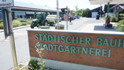 Bild: Gabi Schönberger
Sorgen hinter dem Eingangstor. Die Mitarbeiter in Bauhof und Stadtgärtnerei befürchten personelle und funktionale Einschnitte für ihre Anlagen, wenn auf dem großen Grundstück aus eine neue Feuerwache untergebracht wird.