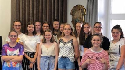 Bild: exb
Die Mädchen der Realschule zusammen mit Bürgermeister Bernd Sommer und Sr. Raphaela im Rathaussaal.