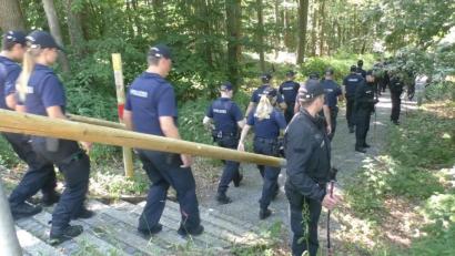 Bild: Beer
Mit einem Großaufgebot suchte die Bereitschaftspolizei noch am Freitagnachmittag nach der 16-Jährigen, die am Mittwoch nach Schulschluss spurlos verschwunden war. Erfolglos. Wenig später tauchte das Mädchen überraschend wieder auf.