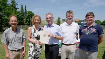 Bild: flm
Von links Personalchef ZOAR Jürgen Pollerspöck, Regierungsdirektorin Margit Brandl, Leiterin des Hauptzollamts Regensburg, ZOAR Hermann Müller, Regierungsrat Martin Dorsch, Zollamtmann Manfred Schneider, Leiter der Kontrolleinheit Verkehrswege Waidhaus