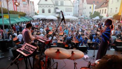 Bild: za
"Pino Barone" und die Wärme sorgen für einen italienischen Abend am Oberen Markt.
