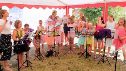 Bild: no
Illbirgis Klimperkiste, geleitet von Agnes Guggenberger (Bildmitte) und Agnes Hollweck (links), bereichert das musikalische Programm.