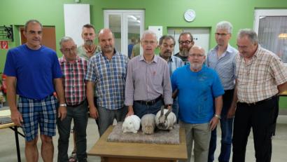 Bild: do
Neue Kaninchenrassen gibt es bei der Zuchtwart-Schulung für Vereine aus den Kreisen Weiden und Tirschenreuth zu bestaunen. Unser Bild zeigt die Vorstellung im Kleintierzüchterheim Eschenbach mit Schulungsleiter Josef Dötterl (Mitte) und mit den Züchter-Funktionären auf Bezirks- und Kreisebene.