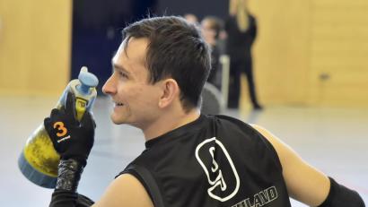 Bild: Hubert Ziegler
Thorsten Altmann kühlt sich mit einer Spritzflasche ab. Das war beim Heimspiel Mitte November, als Deutschland in Schwarzenfeld gegen Österreich spielte. Jetzt wurde Altmann für den EM-Kader der Rugby-Nationalmannschaft nominiert.