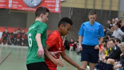 Bild: exb
Die U17 der JFG Haidenaabtal (grüne Trikots) spielte 2016 bei der bayerischen Futsalmeisterschaft in Weißenburg. Hier eine Szene aus dem Spiel gegen den FC Augsburg (rote Trikots).