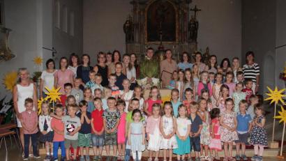 Bild: Lisa Langer/exb
Die Vorschulkinder verabschiedeten sich im Abschlussgottesdienst auch Pfarrer Maximilian Roeb (hinten, Mitte).