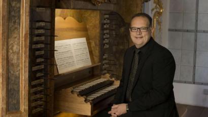 Bild: Dani Hottner
Regionalkantor Bernhard Müllers an der Sandtner-Orgel der Schulkirche Amberg. Die Registerschwerter sind der Bauweise des Amberger Orgelbauers Funtsch nachempfunden, der das (original erhaltene) Gehäuse 1760 erbaut hat.