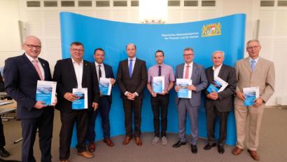 Bild: exb
Bei der Übergabe der Förderbescheide (von links): Die Bürgermeister Bernhard Lindner (Hahnbach), Peter Braun (Schmidmühlen), Zweiter Bürgermeister Uwe Bergmann (Schnaittenbach), Finanzminister Albert Füracker, Bernhard Scheidig (Zweckverband Berufsschulen Amberg-Sulzbach), Bürgermeister Michael Göth (Sulzbach-Rosenberg), Zweiter Bürgermeister Helmut Klier (Freihung) und Anton Weber (Kreiskämmerer).
