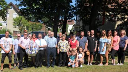 Bild: kro
In einer bewundernsweretn geistigen und körperlichen Frische feierte am Samstag Eduard Hecht (Neunter von links) seinen 90. Geburtstag. Unser Bild zeigt ihn im Kreise seiner Familie, rechts von ihm Ehefrau Maria Die Glückwünsche der Marktgemeinde überbrachten 2. Bürgermeister Walter Frank und Marktgemeinderat Oswald Seidl (beide mit Präsentkorb).