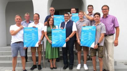 Bild: Hirsch
Die Organisatoren und Gemeindevertreter werben für das 16. Bürgerfest am Wochenende in Wackersdorf.