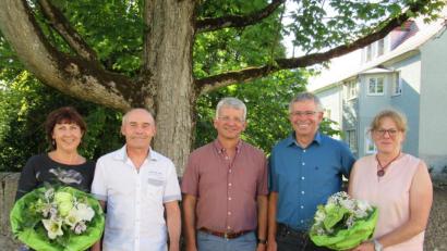 Bild: exb
Inspektionsleiter Erster Polizeihauptkommissar Werner Schönfelder zusammen mit den verabschiedeten Beamten und ihren Ehefrauen. Von links Marion und Berthold Walbrunn, Werner Schönfelder sowie Michael und Christiane Malzer.