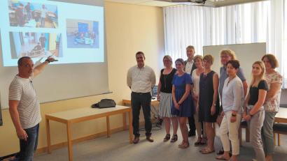 Bild: Bühner
Abteilungsleiter Manfred Wichmann von der Europaberufsschule Weiden zeigt beim Koordinierungsgespräch über Jugendliche ohne Ausbildung Bilder aus dem Projekt Seifenkiste.