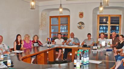 Bild: enz
Das Ferienprogramm kann starten. Die Verantwortlichen koordinierten jetzt im Rathaus mit Bürgermeister Meyer (Mitte) und dem Jugendbeauftragten Jürgen Heinl (Fünfter von rechts) die einzelnen Angebote.