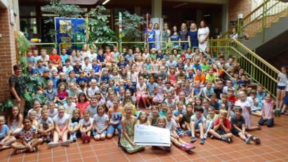 Bild: Dobmeier
Eine großen Spenden-Scheck über 5586 Euro halten die Kinder für die Klinik-Clowns bereit. Schulleiterin Silvia Bäumler (vorne, links) sowie die Lehrer loben das Engagement der Kinder für einen sozialen Zweck.