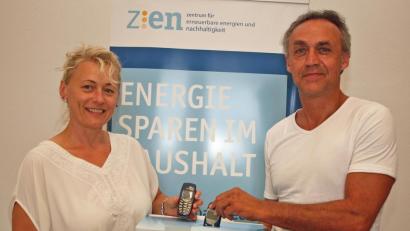 Bild: sön
„Über unsere Sammelboxen haben Verbraucher nun die Möglichkeit, ihren alten Handys ein zweites Leben zu schenken und sie einem guten Zweck zukommen zu lassen“ betonen Klimaschutzkoordinator Joachim Scheid und die Assistentin der ZEN-Geschäftsführung Yvonne Busch.