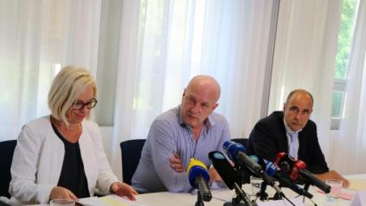 Bild: Bettina Dostal
Julia Niggemeyer-Müller, Joachim Wolbergs (Mitte) und Peter Witting erklärten den Journalisten, wie es weitergeht.