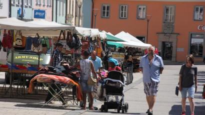 Bild: kro
Nur wenige Besucher verzeichnete am Sonntag der Peter-und-Paul-Markt. Bei den hochsommerlichen Temperaturen lockte dann doch eher ein Freibadbesuch.