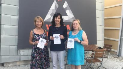 Bild: exb
Die Frauen-Union (FU) sorgt dafür, dass Parksteiner Kindern in den Ferien nicht langweilig wird. Dazu haben sie ein abwechslungsreiches Programm zusammengestellt, das FU-Vorsitzende Lydia Ebneth und ihre Stellvertreterin Tanja Schraml nun an Bürgermeisterin Tanja Schiffmann übergeben.
 