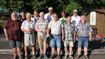 Bild: frd
Nicht zu schlagen auf den Stockbahnen war die Mannschaft des Obst- und Gartenbauvereins mit (vorne, ab Zweitem von links) Adolf Uschold, Josef Niederalt, Georg Zitzmann und Ulrich Beck. Ihnen und den weiteren erfolgreichen Teams gratulierten Achim Welnhofer, Abteilungsleiter der Stockschützen (links), und TSV-Vorsitzender Karl-Heinz-Pieper (Zweiter von rechts). Schiedsrichter Hermann Süß (rechts) hatte die Partien geleitet.