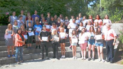 Bild: njn
Die Teilnehmer der BIG CHALLENGE im Fach Englisch der Mittelschule mit Rektor Peter Preisinger (rechts) und Englischlehrerin Angelika Müller (vorne links). Mit auf dem Bild Bayerns Beste aus der Schule (vordere Reihe ab 2. von links) mit Sven Höcht, Yasmin Kleinert und Jessica Czech.