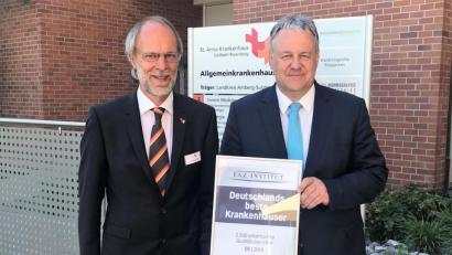 Bild: M. Ehras
Vorstand Klaus Emmerich (links) und Landrat Reisinger präsentieren das Zertifikat.