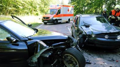 Bild: gf
Schwerer Unfall bei Hirschau: Der Fahrer eines BMW (links) ist hier auf die Gegenfahrbahn geraten und hat einen VW Golf (rechts) gerammt.