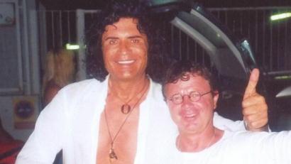 Bild: Schuller
Bebbo Schuller (rechts) hält das Foto von der Begegnung mit Costa Cordalis noch immer in Ehren.