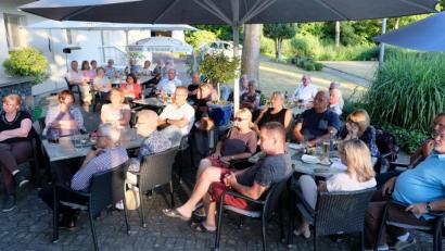Bild: do
Im einzigartigen Ambiente des Biergartens vor dem Rußweiher-Hotel interessieren sich circa 100 Besucher für die Botschaften des CSU-Generalsekretärs.