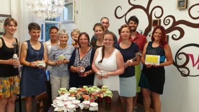 Bild: jzk
Mittendrin-Leiterin Jessika Wöhrl-Neuber (rechts) freut sich über die Aktion „Aufstrich-Zirkel“ der Gruppe um Stefan Großhauser (Zweiter von rechts).