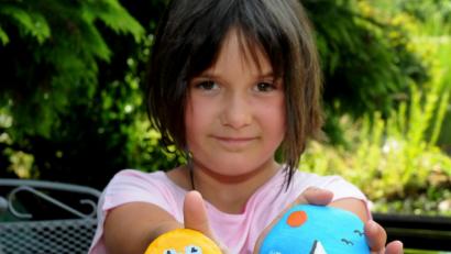 Bild: Stephan Huber
Emily (8) zeigt zwei Steine, die bald als "Sulzbacher Happy Stones" auf die Reise geschickt werden.
