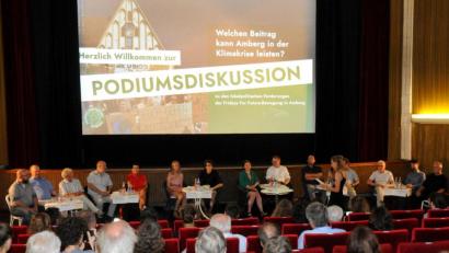 Bild: Stephan Huber
Rund 100 Bürger kamen zur Podiumsdiskussion in das Amberger Ring-Theater, um den Aktivisten, Politikern und Experten beim Gespräch zuzuhören.