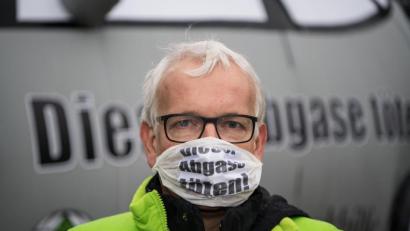 Bild: agentur_dpa
Der Bundesgeschäftsführer der Deutschen Umwelthilfe, Jürgen Resch, steht mit einer Atemschutzmaske mit der Aufschrift "Diesel Abgase töten!" vor einer übergroßen PKW-Attrappe: Mit derartigen Aktionen bekommt der Verein immer wieder große öffentliche Aufmerksamkeit.