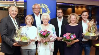 Bild: bgm
Klaus Berberich (Dritter von links) ist neuer Präsident der Neustädter Lions. Zur Vorstandschaft gehören Past-Präsident Christian Kick (links), Vize-Präsident Yul Regler und Sekretär Marion Bergler (Dritter und Zweite von rechts). Anneliese Bargel (Mitte) wurde für ihr Engagement in der Damenrunde geehrt. Susanne Wagner (Zweite von links) und Benedikt Grimm (rechts) wurden als Neumitglieder begrüßt.