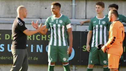Bild: Ziegler
Timo Rost (links), jetzt Trainer der SpVgg Bayreuth, begrüßt Julian Ceesay. Am Donnerstag Gegner, beim FC Amberg damals in der Bayern- und Regionalliga in einer Mannschaft.