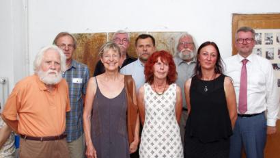 Bild: müb
Die neue Ausstellung der Gruppe 81 eröffnen (von links) Hans Wuttig, Werner Häusler, Nora Matocza, Bernhard Müller, Zweiter Bürgermeister Günter Koller, Emma Niklas, Roman Friedrich, Uschi Brauner und Erster Bürgermeister Michael Göth.