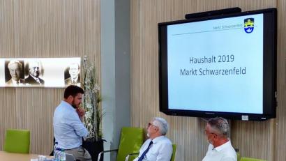 Bild: Thomas Dobler
Letzter Austausch vor der Haushaltsverabschiedung im Marktrat: Kämmerer Thomas Krapf, Bürgermeister Manfred Rodde und Zweiter Bürgermeister Peter Neumeier (von rechts).