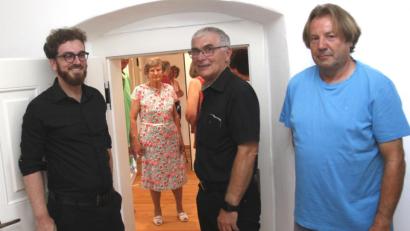 Bild: rhi
Die Architekten Michael (rechts) und Johannes Steidl (links) führten die Besucher anlässlich der "Architektouren" durch die sanierten Räume der "Alten Fronfeste".