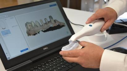 Bild: Reiner Wittmann
Dentaltechnik 4.0: Mit so einem Lesestift arbeiten bereits erste Zahntechniker und Ärzte. Das Gerät scannt Zahnstrukturen (wie auf dem Bild) von einem Modell ab oder direkt im Mund des Patienten. Mit den Daten kann der Zahnersatz ohne Umwege und exakt erstellt werden.