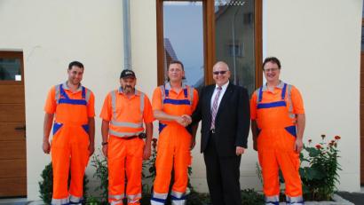Bild: enz
Wechsel im Bauhof: Konrad Hart, Bürgermeister Klaus Meyer, Markus Betzl, Reinhold Marschall und Michael Jaworeck (von rechts)