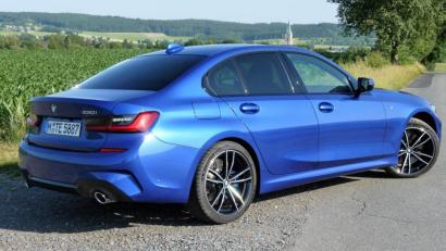 Bild: bz
Die 3er-Reihe ist für BMW das wichtigste Auto. Allerdings auch so etwas wie eine "g'mahde Wies'n". Rund 15 Millionen Exemplare haben die Münchner seit der Markteinführung 1975 verkauft.
