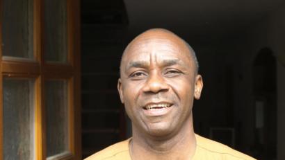 Bild: do
Anlässlich seines Abschieds aus der Pfarrei bittet Pfarrer Dr. Paul Ezenwa um Spenden für den Aufbau einer sauberen Trinkwasserversorgung in seiner Heimat Nigeria.