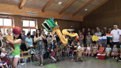 Bild: eig
China ist eine der Stationen des Singspiels "Eine Reise um die Welt", das im Mittelpunkt des Sommerfestes der Kindertagesstätte "Löwenzahn" steht.