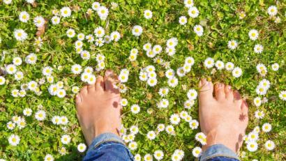 Bild: Jürgen Fälchle – stock.adobe.com
Das Laufen ohne Schuhe wirkt nicht nur wie eine Fußreflexzonenmassage, sondern fördert außerdem die Gesundheit.