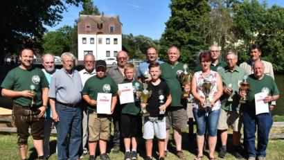 Bild: rgr
Neben dem Preisfischen des Fischereivereins Grafenwöhr wird heuer auch eine Stadtmeisterschaft ausgetragen. Den Siegern gratulieren Stadtverbandsvorsitzender Gerhard Mark (Zweiter von links) und Bürgermeister Edgar Knobloch (rechts hinten).