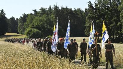 Bild: Petra Hartl
Die Soldaten ziehen von der Schweppermannkaserne in Kümmersbruck auf den Mariahilfberg in Amberg.