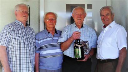 Bild: rgr
Günther Krist (Zweiter von rechts) feiert 85. Geburtstag. Dazu wünschen die Gewerkschaftskollegen Hans Dagner (von links) und Martin Hottner sowie Manfred Haberzeth (rechts) alles Gute.