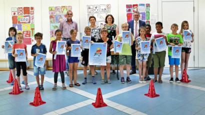 Bild: wbe
Voll des Lobes sind (hinten, von links) Roland Kraus von den Stadtwerken, Rosalia Wendl vom Ordnungsamt, Schulleiterin Andrea Dechant und Bürgermeister Michael Göth über die 5400 Kilometer, die von den Kindern der Jahnschule zu Fuß oder mit dem Rad auf ihrem Schulweg zurückgelegt worden sind.