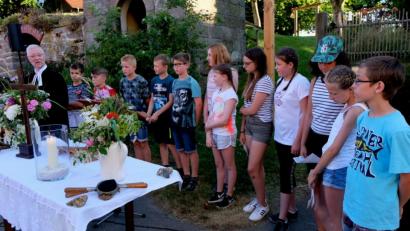 Bild: le
12 Präparanden stellen sich beim Gottesdienst in Schlattein vor.