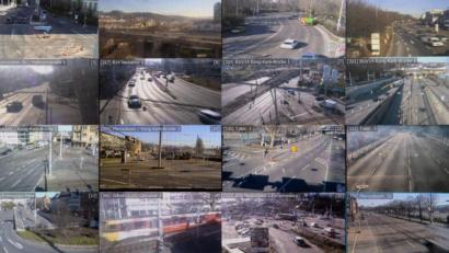 Bild: Marijan Murat/dpa
Bilder diverser Verkehrsüberwachungskamera sind nach der Unterzeichnung der Abschlusserklärung des "Bündnis für Luftreinhaltung" in der Verkehrsleitzentrale Stuttgart auf einem Monitor zu sehen. Das «Bündnis für Luftreinhaltung» will die drohende Ausweitung der Diesel-Fahrverbote in Stuttgart möglichst noch abwenden.